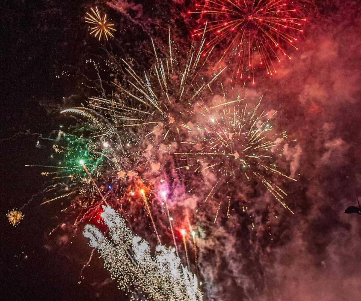 Tir de feu d'artifice en cascade dorée pour une fête d'anniversaire à proximité de Beauvais, dans l'Oise.