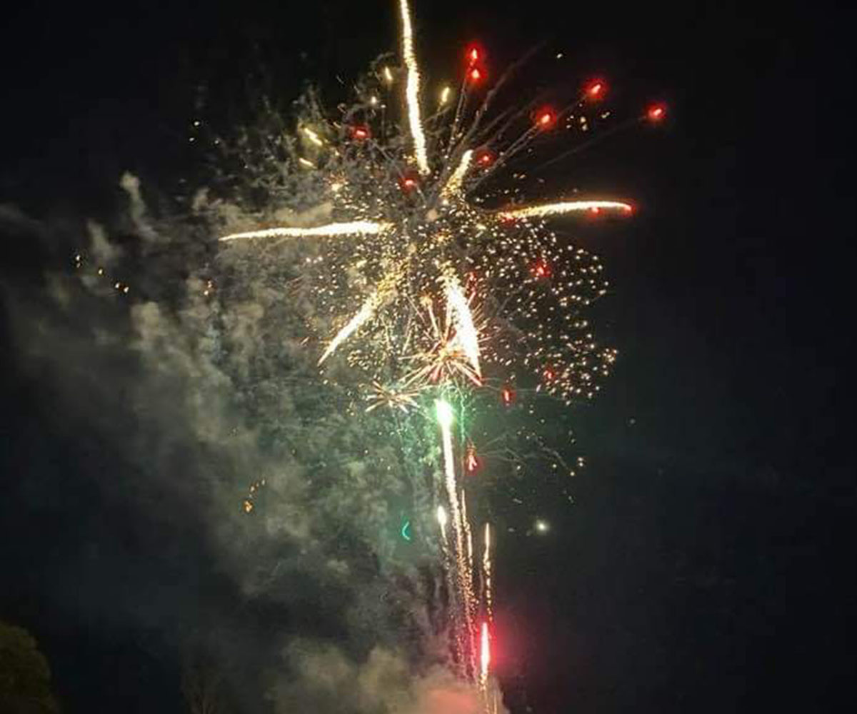 Grand feu d'artifice de célébration pour un événement privé avec des lumières blanches et dorées au-dessus d'Amiens.