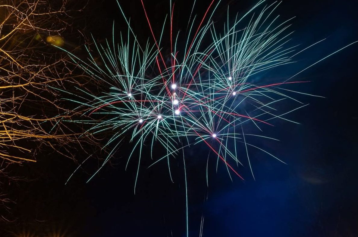 Feu d'artifice pour un grand rassemblement de particuliers, avec des étoiles filantes et des traînées de lumière près de Laon, dans l'Aisne.