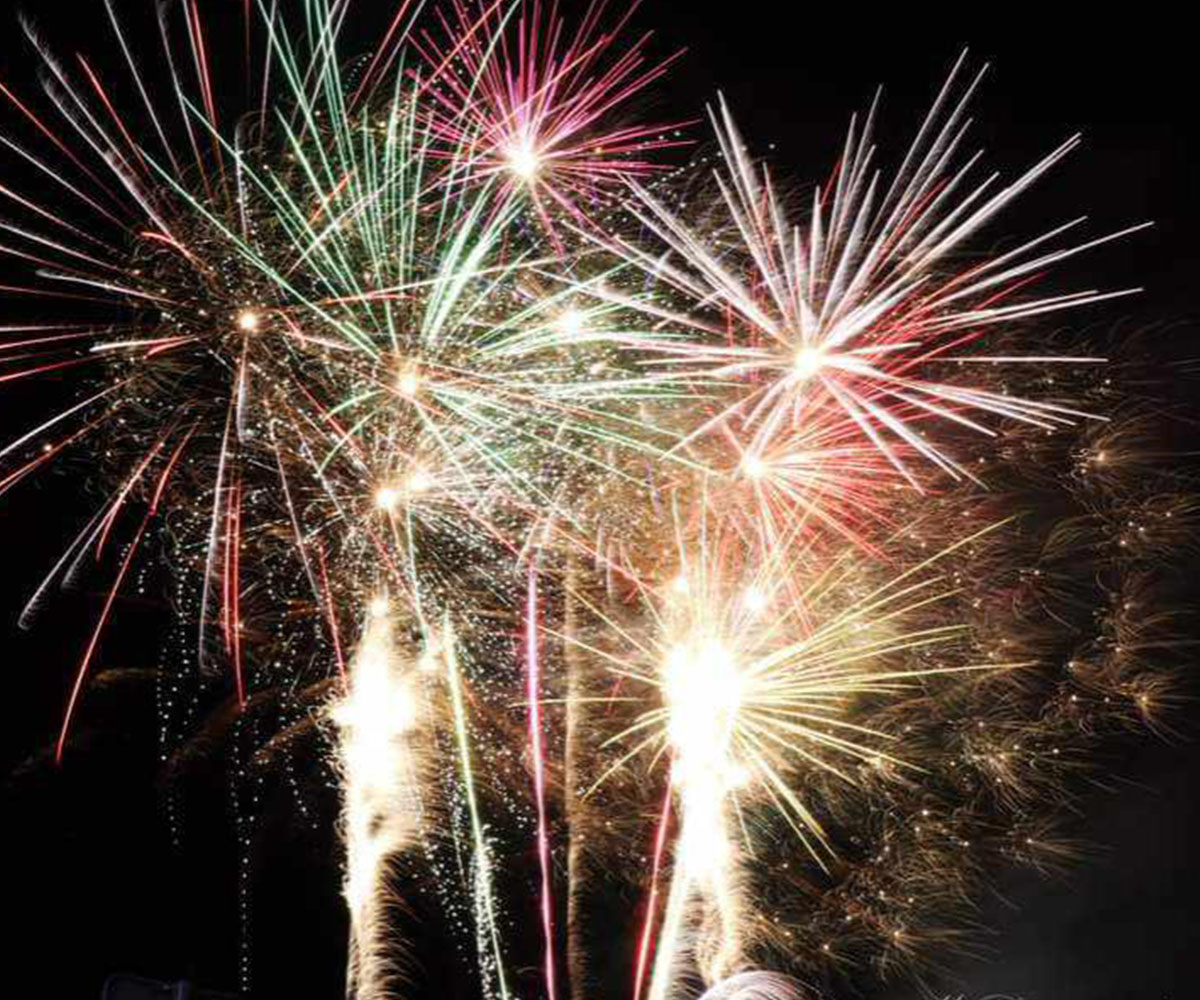 Spectacle pyrotechnique d'inauguration pour une entreprise à Compiègne, avec des feux d'artifice personnalisés aux couleurs de la marque.