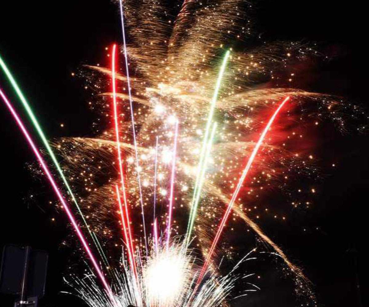 Feu d'artifice blanc et or pour la conclusion d'un mariage au château de Chantilly, en Île-de-France/Oise.