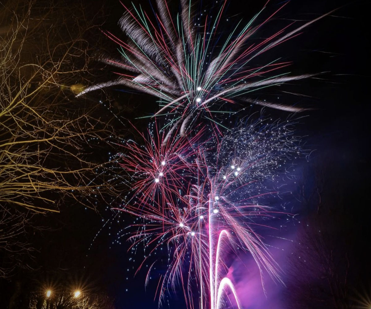 Vue d'un feu d'artifice multicolore au-dessus d'un domaine de réception pour un mariage près de Compiègne.