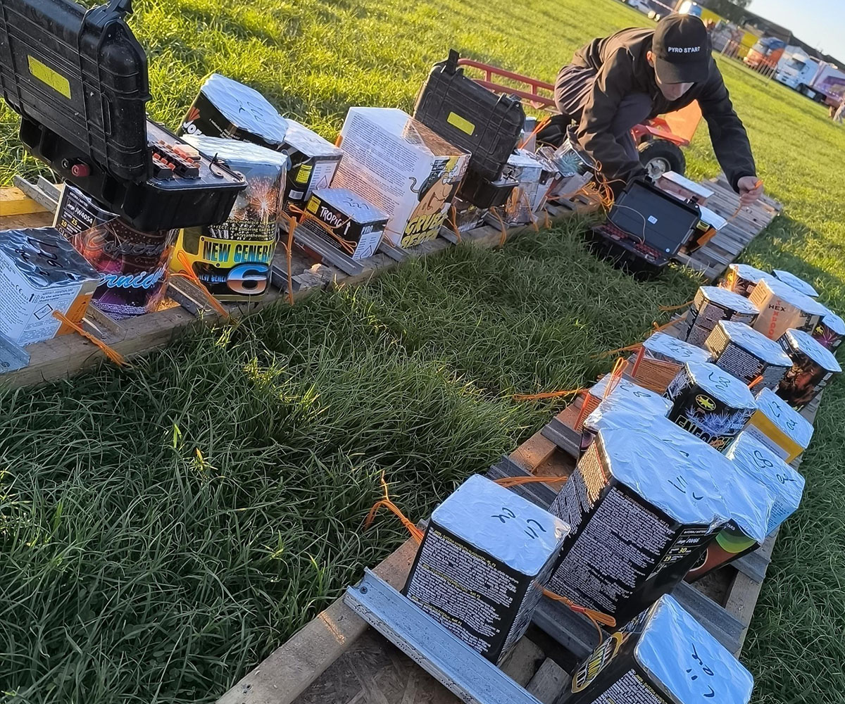 Grand feu d'artifice multicolore tiré dans le ciel, illustrant un spectacle pyrotechnique professionnel pour un événement d'entreprise en Picardie ou près de Paris.
