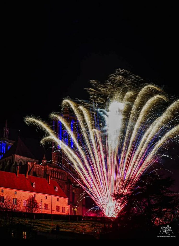 Scénographie lumineuse et bombes pyrotechniques à Soissons.