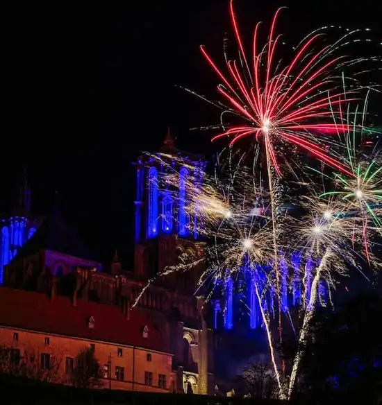Bouquet final d'un feu d'artifice d'événement privé avec des effets de palmiers lumineux à Soissons, dans l'Aisne.